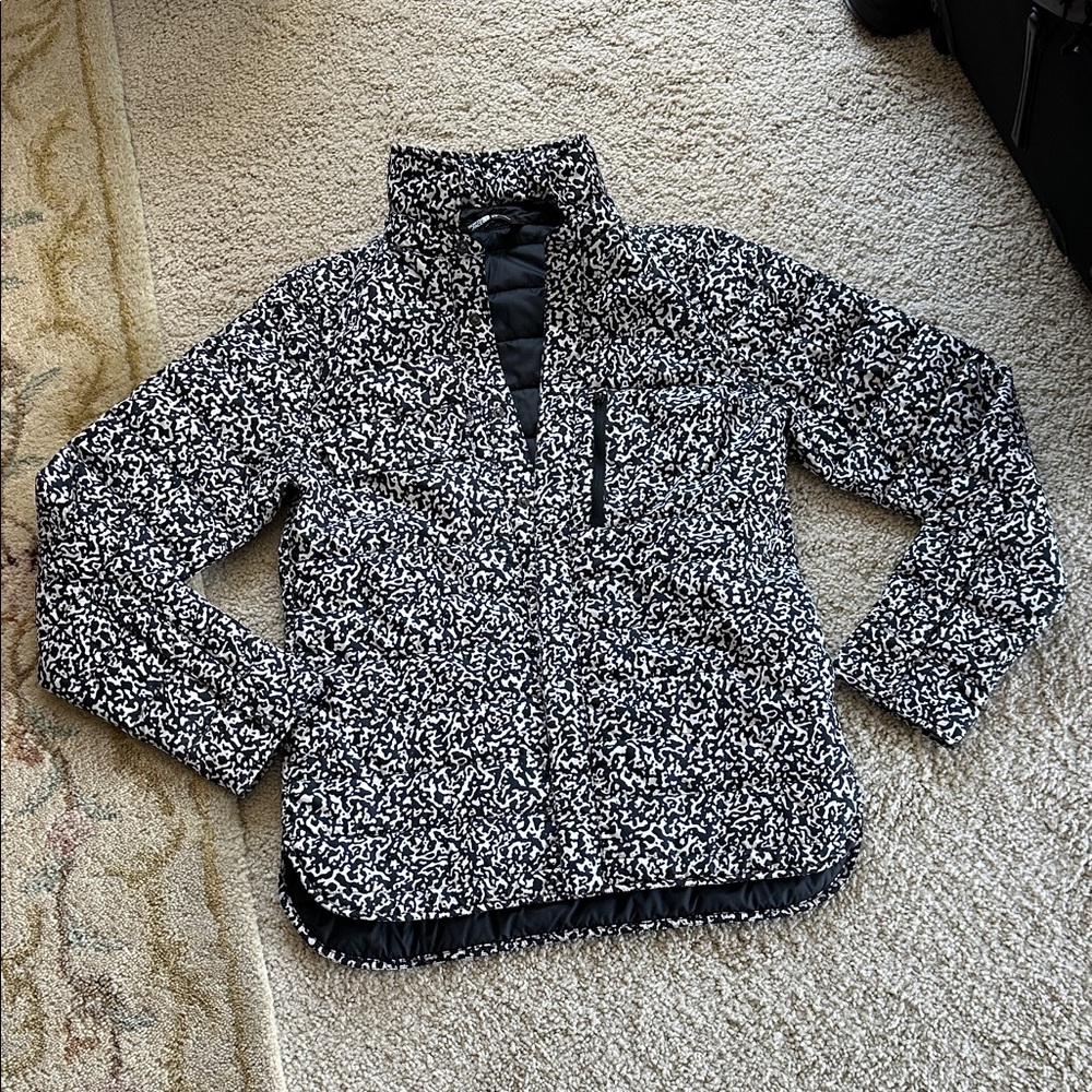 The North Face Black and White cute Quilted Jacket excellent pre loved 🥰